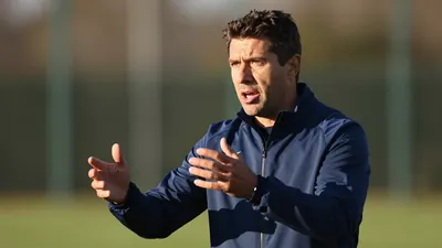 Trainer Frank Schmidt fordert nach zwölf Gegentoren in drei Spielen mehr Stabilität, während der Verein mit Alessandro...